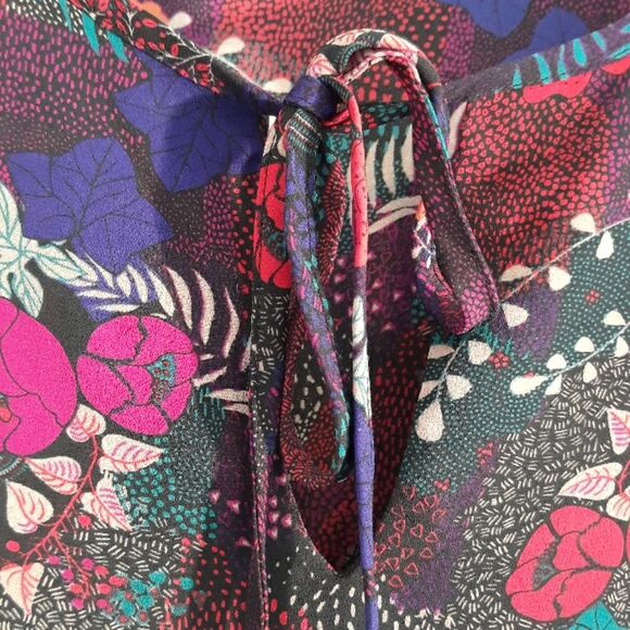 VIOLET + CLAIRE Top Med tulip sleeve Moody floral tie blouse - Picture 6 of 9